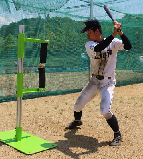 バッティングパートナーで練習する五條シニア・米田大祐選手