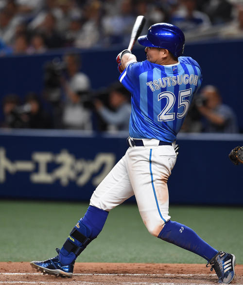 中日対DeNA　11回表2死三塁、右適時打を放った筒香（撮影・森本幸一）