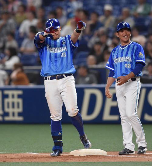 中日対DeNA　11回表2死三塁、右適時打を放ちベンチへポーズを決める筒香（撮影・森本幸一）