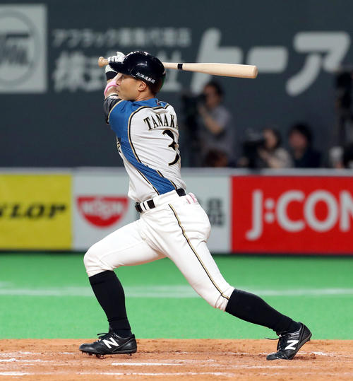 日本ハム対ロッテ　8回裏日本ハム2死一塁、田中賢は逆転となる右越え2点本塁打を放つ（撮影・佐藤翔太）