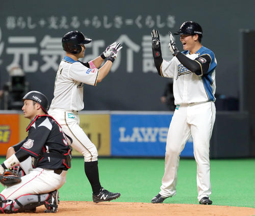 日本ハム対ロッテ　8回裏日本ハム2死一塁、逆転となる右越え2点本塁打を放ち一塁走者の清宮（右）に出迎えられる田中賢（撮影・佐藤翔太）