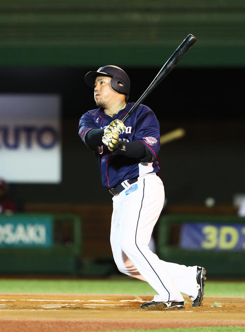 楽天対西武　6回表西武1死、山川は左越え本塁打を放つ（撮影・足立雅史）