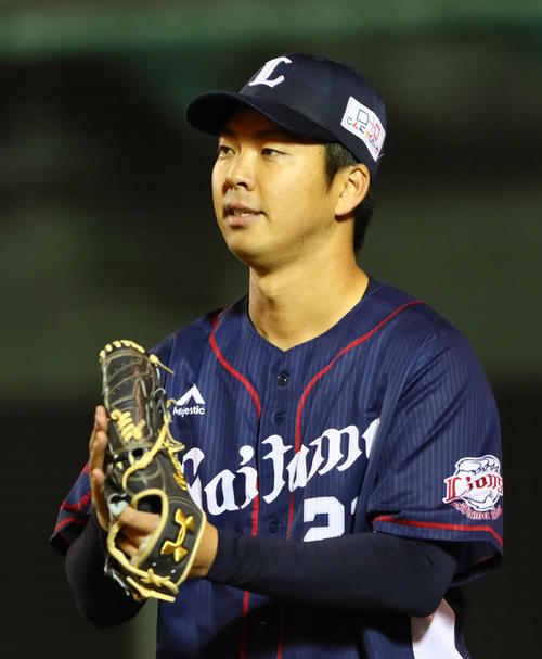 楽天対西武　5回裏楽天2死二塁、銀次を中飛に仕留める十亀（撮影・足立雅史）