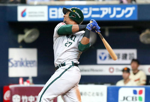 オリックス対ソフトバンク　9回表ソフトバンク2死、ジュリスベル・グラシアルは右越え本塁打を放つ（撮影・上山淳一）