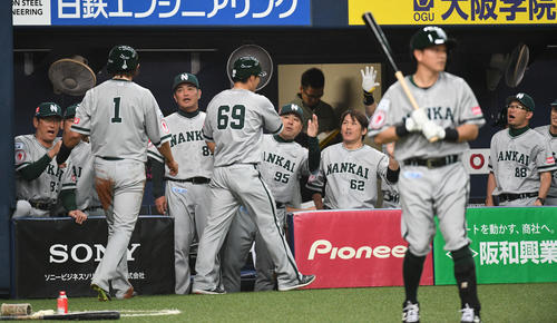 オリックス対ソフトバンク　4回表ソフトバンク1死二、三塁、釜元豪の2点適時打出生還した内川聖一（手前左）美間優槻（同右）を迎える工藤公康監督（中央）（撮影・渦原淳）