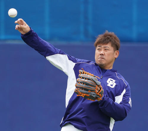 中日残留組練習　昨日の登板から一夜明け、キャッチボールで体を動かす松坂大輔（撮影・森本幸一）