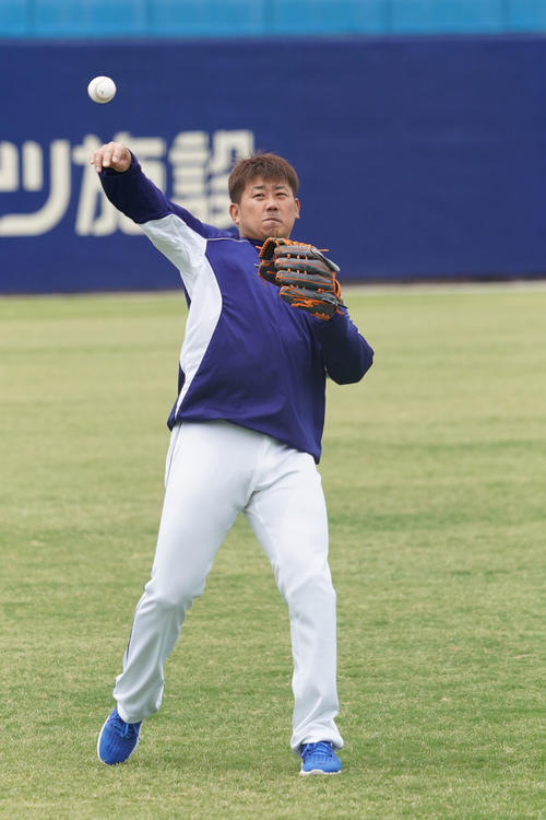 中日残留組練習　昨日の登板から一夜明け、キャッチボールで体を動かす松坂大輔（撮影・森本幸一）