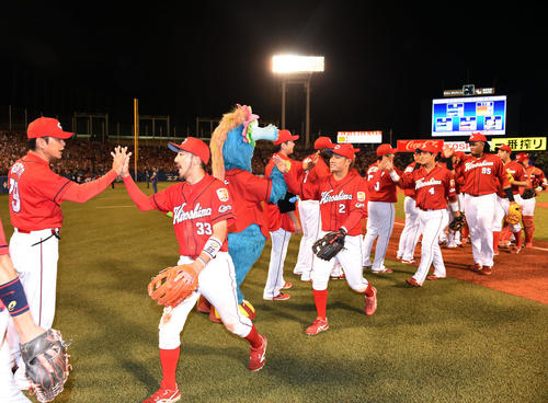 ヤクルト対広島　ヤクルトに勝利し球団記録の月間18勝を達成し、タッチを交わす緒方監督（左）ら広島ナイン（撮影・横山健太）