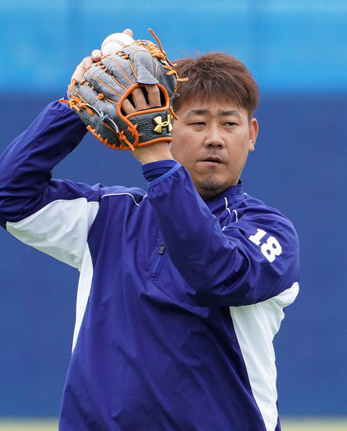登板から一夜明け、キャッチボールで体を動かす松坂（撮影・森本幸一）