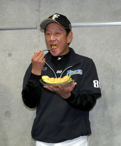 日本ハム対ロッテ　夕張メロンを笑顔で食べる日本ハム栗山監督（撮影・佐藤翔太）