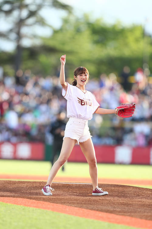 楽天対西武　始球式を行った青森県出身で女優の奥山かずさ（撮影・足立雅史）