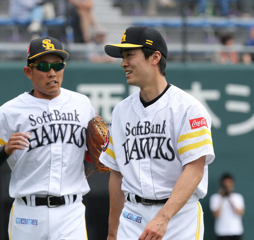 ソフトバンク対中日　先発した和田は7回を投げ無失点と好投、笑顔を見せる（撮影・梅根麻紀）