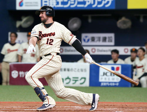 オリックス対ソフトバンク　2回裏オリックス2死一、二塁、クリス・マレーロは左前適時打を放つ（撮影・上山淳一）