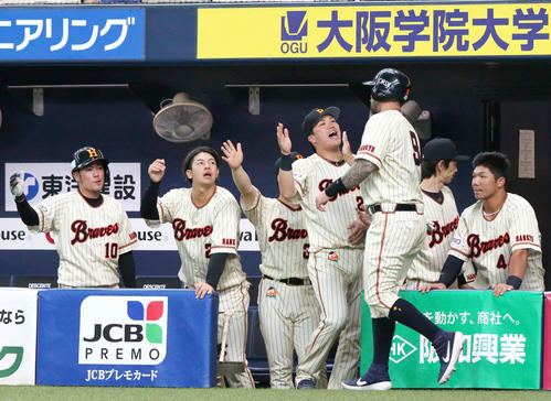 オリックス対ソフトバンク　2回裏オリックス2死一、二塁、クリス・マレーロの左前打で生還のステフェン・ロメロ（手前右）を出迎えるオリックスベンチ（撮影・上山淳一）