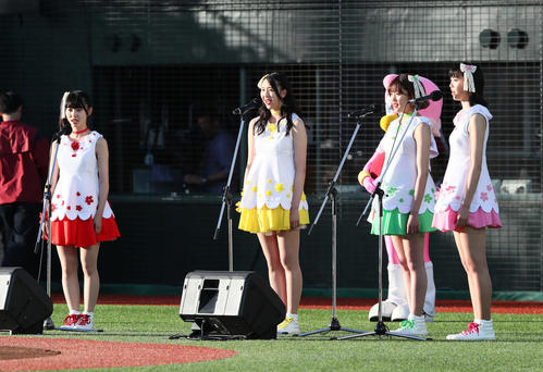 君が代斉唱を行う域発信型アイドルのRINGOMUSUME（撮影・足立雅史）