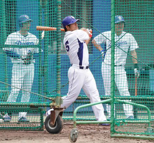 屋外でフリー打撃を行う平田（撮影・森本幸一）
