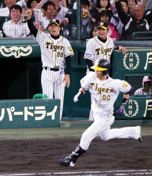 阪神対巨人　5回裏阪神2死二、三塁、上本（手前）が2点適時二塁打を放ちガッツポーズする矢野監督（左）（撮影・前田充）