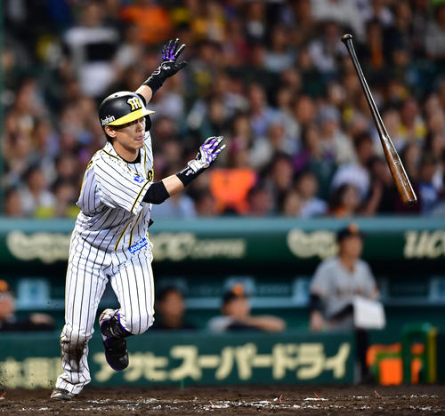 阪神対巨人　5回裏阪神2死二、三塁、右中間をやぶる2点適時二塁打を放つ上本博紀（撮影・清水貴仁）