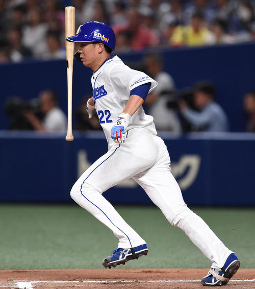 中日対DeNA　6回裏中日1死二塁、中前安打を放った大野雄大（撮影・森本幸一）