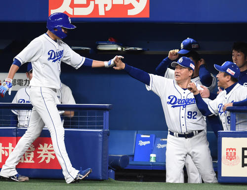 6回裏中日、安打を放った大野雄大とタッチを交わす与田剛監督（撮影・森本幸一）