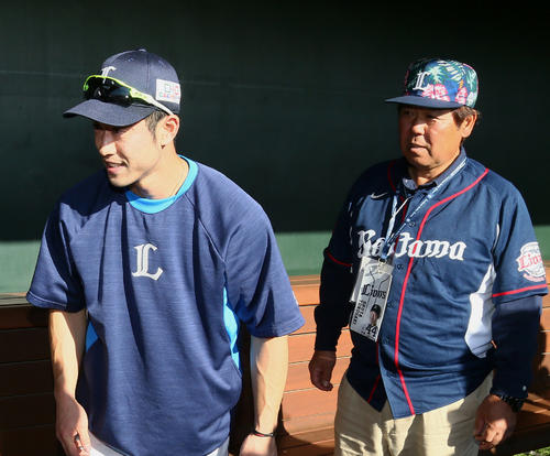 試合前、談笑する西武外崎（左）と父日出城さん（撮影・足立雅史）