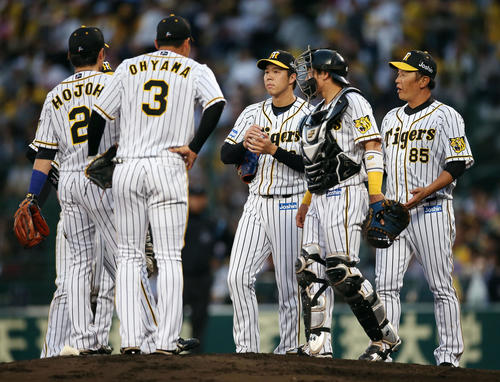 阪神対巨人　4回表巨人無死二塁、大城に適時二塁打を打たれた後、マウンドに集まる内野陣と青柳（中央）（撮影・狩俣裕三）