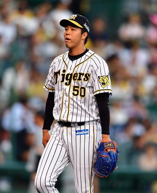阪神対巨人　3回にも本塁打を浴び厳しい顔をみせる青柳晃洋（撮影・清水貴仁）