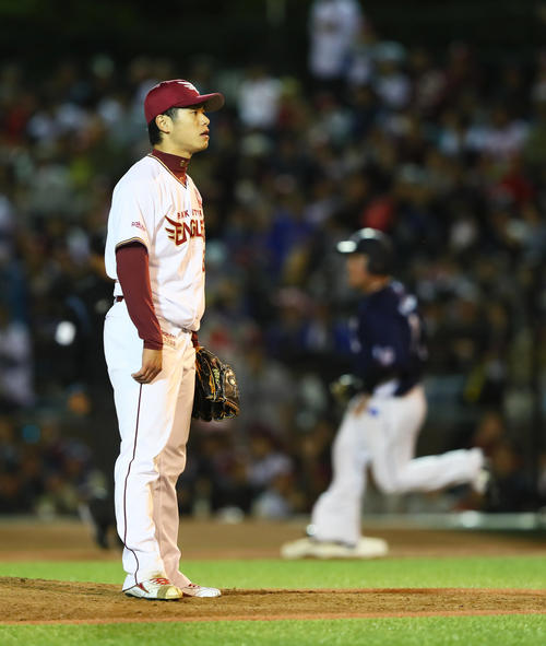 楽天対西武　6回表西武1死、山川（後方）に左越え本塁打を浴びる古川（撮影・足立雅史）
