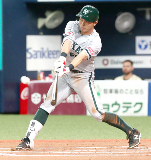 オリックス対ソフトバンク　6回表ソフトバンク1死一塁、釜元は左前打を放つ（撮影・上山淳一）