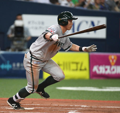 オリックス対ソフトバンク　4回表ソフトバンク1死二、三塁、釜元豪は2点適時打を放つ（撮影・渦原淳）