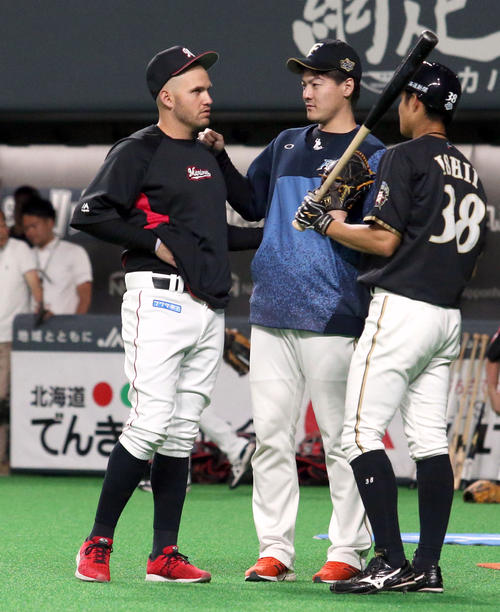 試合前、談笑する日本ハム有原とロッテ・レアード（左）（撮影・佐藤翔太）
