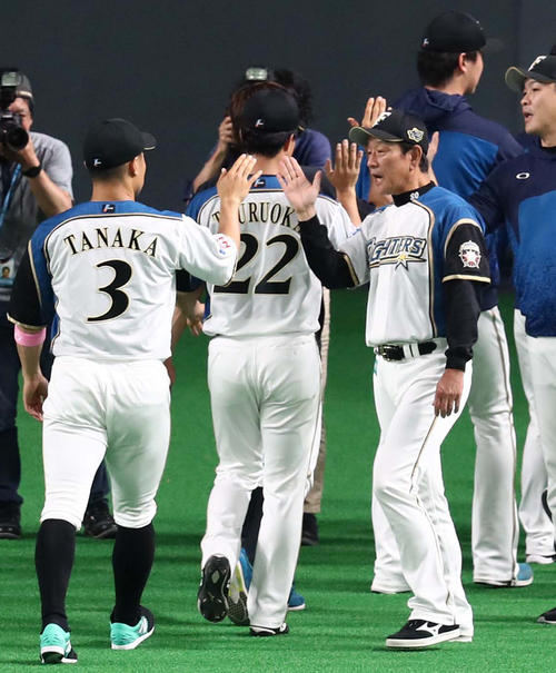 ロッテに勝利し、田中賢（左）を出迎える栗山監督（撮影・黒川智章）