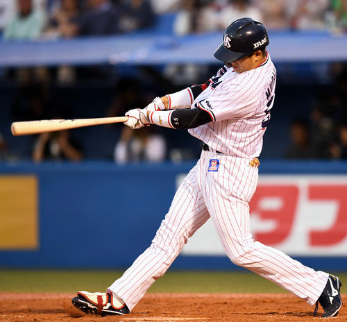 1回裏ヤクルト1死二、三塁、右越え3点本塁打を放つ村上（撮影・横山健太）