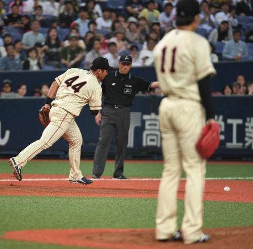 オリックス対ソフトバンク　4回表ソフトバンク無死、内川聖一の打球を頓宮裕真がエラー（撮影・渦原淳）
