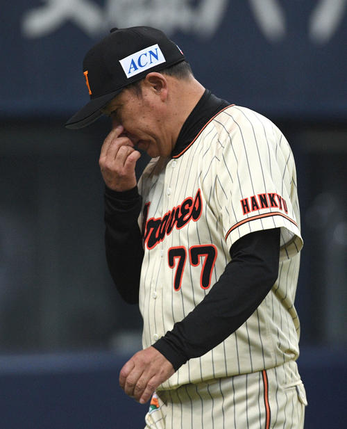 オリックス対ソフトバンク　6回裏オリックスの攻撃を終え選手交代を告げた西村徳文監督（撮影・渦原淳）