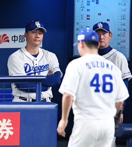 11回、鈴木博（背中）が打たれベンチで厳しい表情の与田監督（撮影・前岡正明）