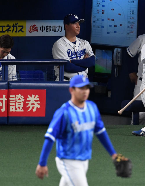 中日対DeNA　11回、DeNAに敗れベンチで渋い表情の与田監督。手前は山崎（撮影・前岡正明）