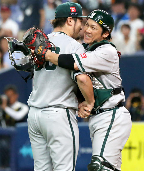 オリックス対ソフトバンク　試合を締めた森唯斗（左）に抱き付いて喜ぶ甲斐拓也（撮影・上山淳一）