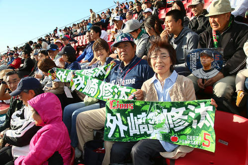 試合観戦に訪れた西武外崎の、左から母公子さん、父日出城さん、祖母アキ子さん（撮影・足立雅史）