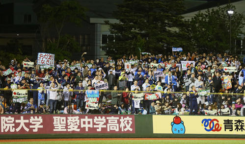 楽天対西武　地元青森出身の西武外崎が打席に立つと左翼スタンドからは大歓声が起こる（撮影・足立雅史）