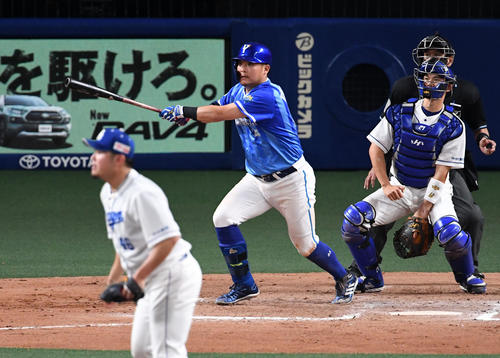 中日対DeNA　11回表DeNA2死三塁、筒香は右前適時打を放つ。投手鈴木博（撮影・前岡正明）