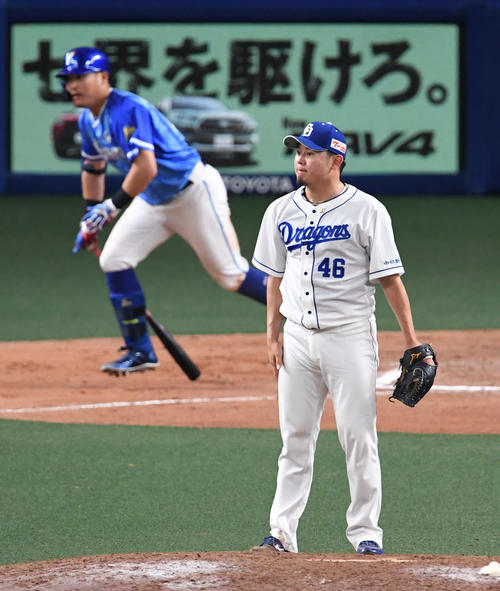 中日対DeNA　11回表DeNA2死三塁、筒香に勝ち越しの右前適時打を打たれ打球の方向を見る鈴木博（撮影・前岡正明）