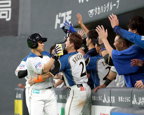 8回裏日本ハム2死一塁、逆転となる右越え2点本塁打を放ち杉谷（中央）に抱きつかれる田中賢（撮影・佐藤翔太）