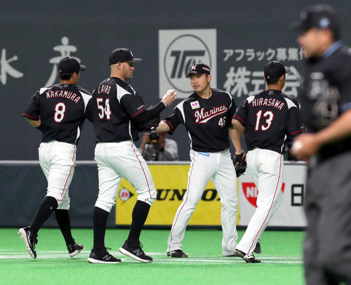 日本ハム対ロッテ　4回裏日本ハム2死一塁、渡辺を三ゴロに仕留めナインを出迎えるロッテ岩下（右から2人目）（撮影・佐藤翔太）