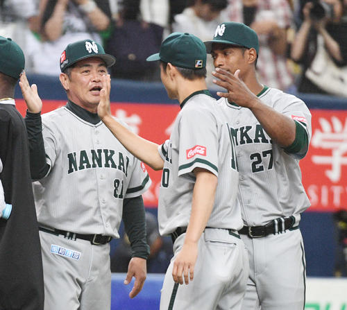 オリックス対ソフトバンク　勝利し大竹（中央）を迎える工藤監督。右はグラシアル（撮影・渦原淳）