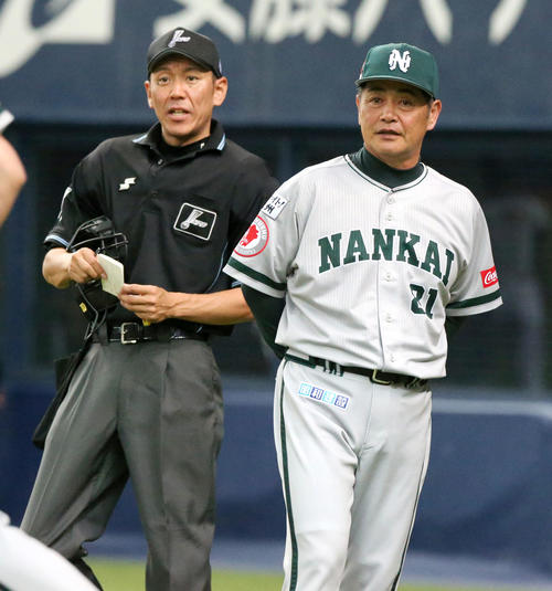 オリックス対ソフトバンク　7回裏、主審に交代を告げる工藤公康監督（撮影・上山淳一）