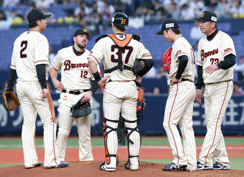 オリックス対ソフトバンク　6回表ソフトバンク1死一、二塁、松葉（右から2人目）はピンチに高山投手コーチ（右）に声を掛けられる（撮影・上山淳一）
