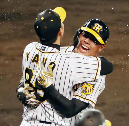 阪神対巨人　12回裏阪神1死満塁、代打高山は右越えサヨナラ満塁本塁打を放ち矢野監督（左）と歓喜の抱擁をかわす（撮影・加藤哉）
