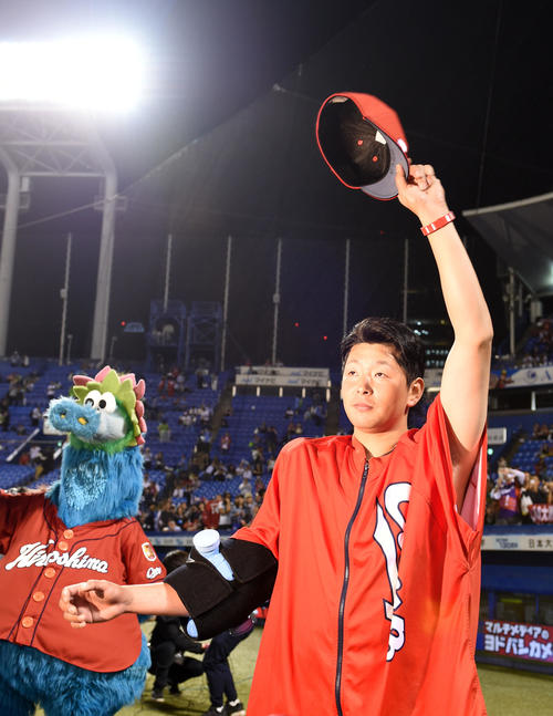 ヤクルト対広島　ヤクルト戦11連勝を達成し、声援に応える広島大瀬良（撮影・横山健太）