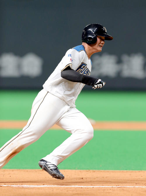日本ハム対ロッテ　5回裏日本ハム1死一、二塁、ロッテ平沢の悪送球の間に本塁に向かう清宮（撮影・佐藤翔太）